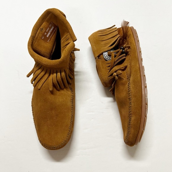Minnetonka Womens Brown Suede Leather Feather Concho Beaded Low Boot Size 10 - Picture 1 of 10